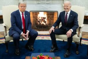 Trump alla Casa Bianca da Biden stretta di mano e sorrisi Video