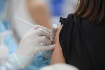 Vaccini italiani divisi efficaci per 7 su 10 ma rischiosi per 4 su 10