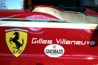 Villeneuve rubata la statua dedicata allex Ferrari. Il figlio Siete senzanima